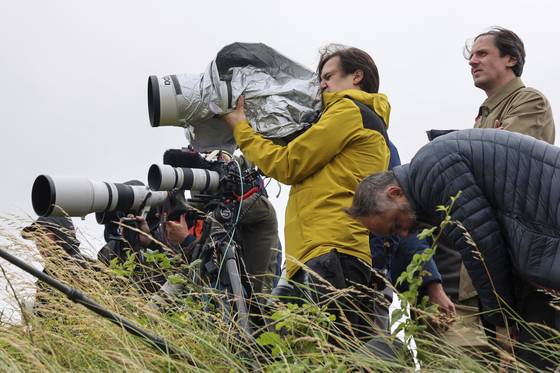 26일(현지시간) 스코틀랜드 턴베리 골프장에서 도널드 트럼프 미국 대통령이 골프 라운딩을 즐기는 모습을 취재진이 카메라에 담고 있다. AP=연합뉴스