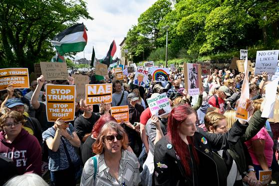 26일(현지시간) 스코틀랜드 에든버러에서 도널드 트럼프 미국 대통령의 방문에 반대하는 시위대가 ‘트럼프는 안 돼(Nae Trump)’ 등이 적힌 팻말을 들며 집회를 벌이고 있다. 로이터=연합뉴스