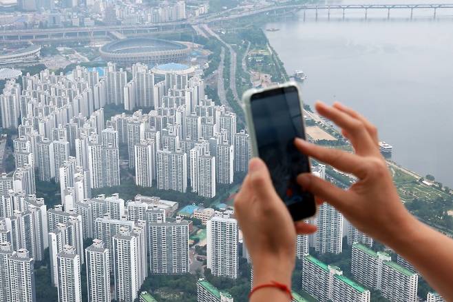 부가 6억원 이상 주택담보대출을 금지하는 초고강도 대출 규제를 시행하면서 서울 아파트의 74%가량이 대출액 감소가 불가피하게 됐다. 사진은 이서울 송파구 롯데월드타워 전망대 서울스카이에서 바라본 서울 시내 아파트 단지 모습. 사진=연합뉴스