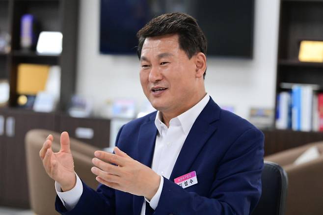 강원 양양 지역과 호주 워킹홀리데이를 다녀온 여성을 두고 비하 발언을 한 김성수 부산 해운대구청장이 사과했다. 사진은 김 구청장. /사진=해운대구청