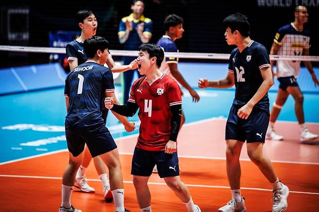 환호하는 19세 이하 배구 대표팀. 국제배구연맹 홈페이지 캡처