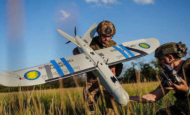 우크라이나 군인들이 무인정찰기를 전선에 투입할 준비를 하고 있다. 로이터 통신