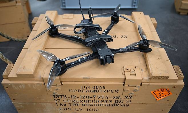 독일에서 제작된 FPV 드론이 상자 위에 놓여 있다. 로이터 통신