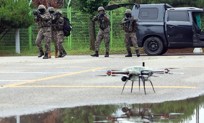 육군 장병들이 적의 드론 공격을 제압하는 훈련을 하고 있다. 육군 제공