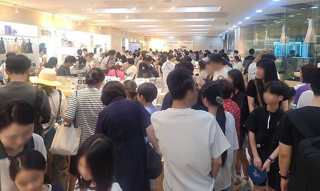27일 오후 서울 용산구 국립중앙박물관 내 기념품 판매점이 관람객들로 발 디딜 틈이 없다. 국윤진 기자
