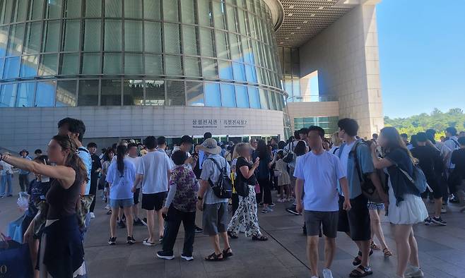 27일 오후 서울 용산구 국립중앙박물관 열린마당 앞이 관람객들로 인산인해를 이루고 있다. 국윤진 기자