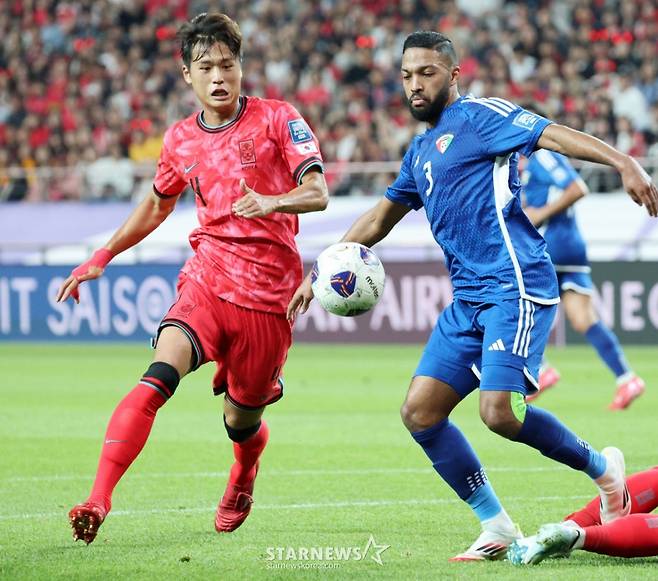김주성이 10일 서울월드컵경기장에서 북중미월드컵 최종예선 마지막 경기인 쿠웨이트전에서 볼경합을 펼치고 있다. /사진=강영조 선임기자