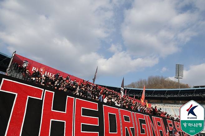 부천FC 서포터스 헤르메스. /사진=한국프로축구연맹 제공