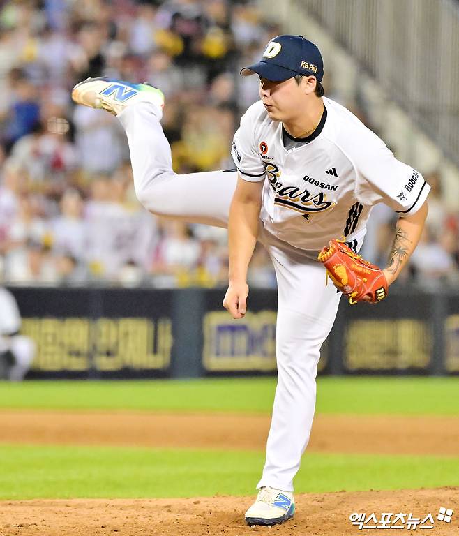 27일 오후 서울 송파구 잠실야구장에서 열린 '2025 신한 SOL Bank KBO리그' LG 트윈스와 두산 베어스의 경기, 8회초 1사 1루 두산 박치국이 공을 힘차게 던지고 있다. 잠실, 김한준 기자