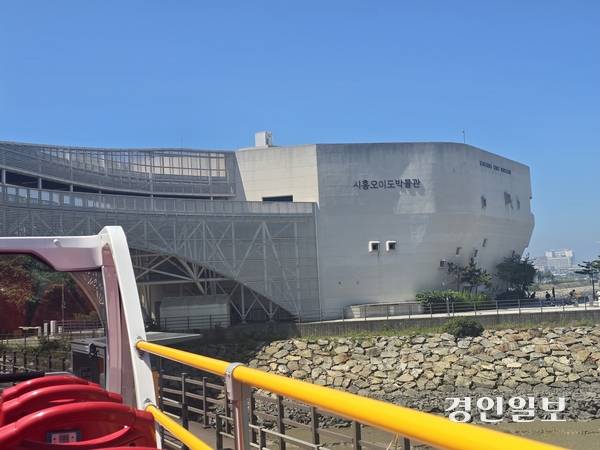 시흥 오이도박물관을 지나는 시티투어 버스 2025.7.28 시흥/김성주기자 ksj@kyeongin.com