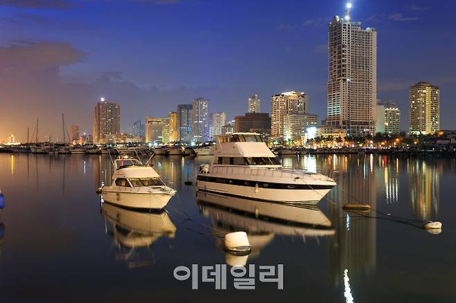 필리핀 마닐라 베이 야경. 최근 필리핀 정부는 외국인 관광객의 안전을 강화하며 한국인 관광객 보호에도 적극 협력하고 있다.(사진=필리핀관광청)