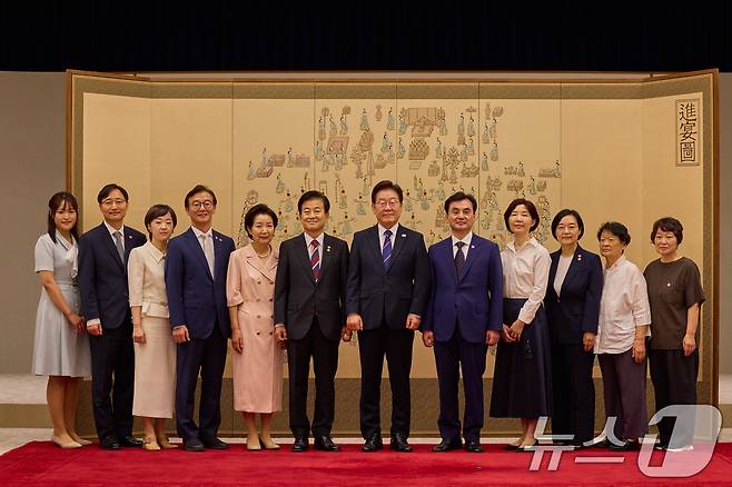 이재명 대통령이 28일 서울 용산 대통령실 청사에서 신임 국무위원 및 국세청장에게 임명장을 수여한 후 기념촬영을 하고 있다. 이날 이 대통령은 정동영 통일부 장관, 안규백 국방부 장관, 전재수 해양수산부 장관, 한성숙 중소벤처기업부 장관, 임광현 국세청장에게 임명장을 수여했다. (대통령실 제공. 재판매 및 DB금지) 2025.7.28/뉴스1 ⓒ News1 이재명 기자
