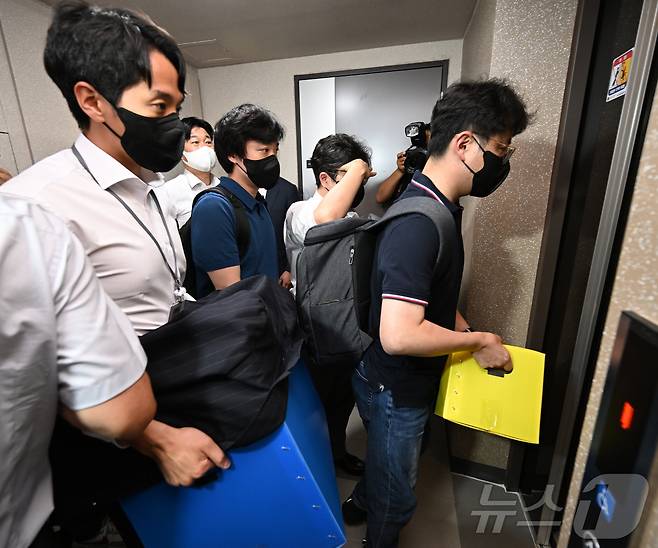 김건희 여사 관련 각종 의혹을 수사하는 김건희 특검팀(특별검사 민중기)이 28일 서울 노원구 상계동 이준석 개혁신당 대표 자택에서 압수수색을 마친 뒤 압수품을 옮기고 있다. (공동취재) 2025.7.28/뉴스1 ⓒ News1 박정호 기자