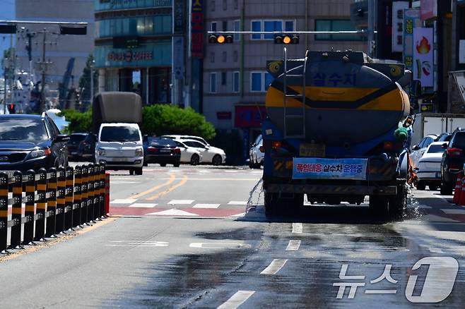 27일 경북 포항시 전역에 폭염특보가 발령된 가운데 북구 영일대해수욕장에서 살수차가 달아오른 아스팔트에 물을 뿌리고 있다. 2025.7.27/뉴스1 ⓒ News1 최창호 기자