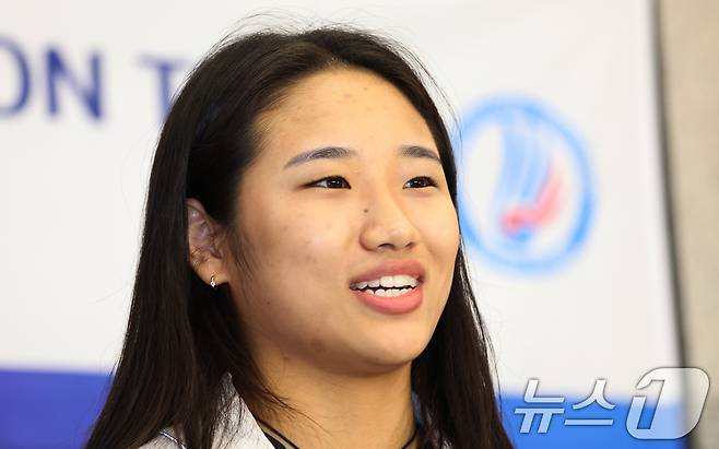 배드민턴 국가대표 안세영이 28일 오후 인천국제공항 제1여객터미널을 통해 귀국해 취재진 질문에 답변하고 있다.2025.7.28/뉴스1 ⓒ News1 김명섭 기자