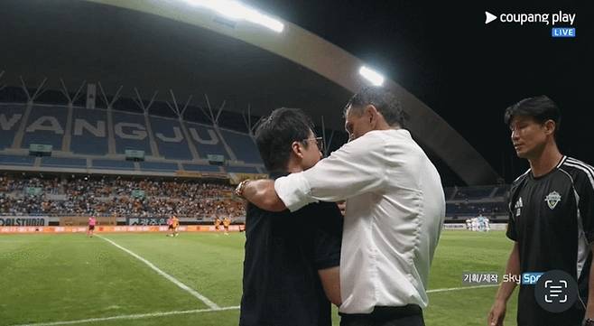전북 현대 거스 포옛 감독이 26일 광주월드컵경기장에서 열린 광주와의 경기 후 이정효 감독을 끌어안고 있다. 캡쳐 | 쿠팡플레이 중계 화면