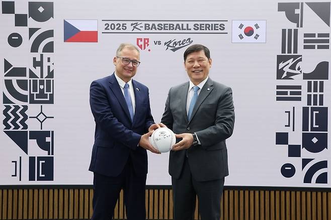 28일 KBO 스튜디오에서 열린 KBO-체코야구협회 평가전 개최 협약식에 KBO 허구연 총재와 이반 얀차렉 주한체코대사가 참석했다. 사진 | KBO