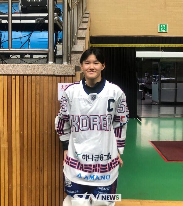 28일 제천에 위치한 세명대학교 세명체육관에서 치러진 '제20회 아시아 롤러스케이팅 선수권대회' 인라인하키 여자 주니어 중국과의 경기 후 주장 이현서(퀸즈)가 인터뷰에 응하고 있다. /사진=이형주 기자(제천)