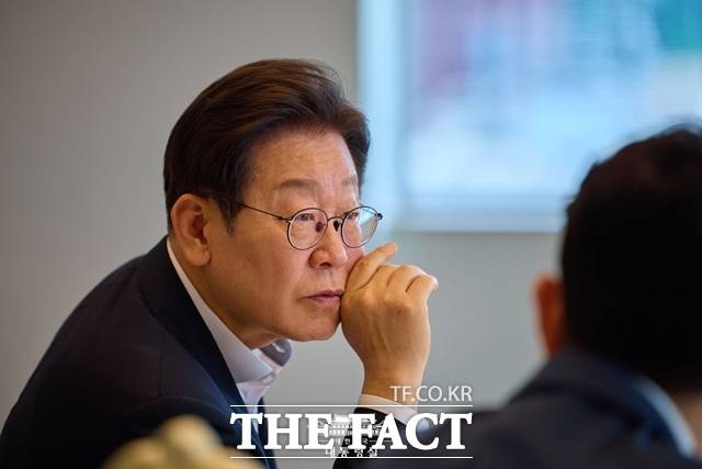 대통령실이 미국과 관세 협상과 관련해 "농축산물 개방 요구가 있는 건 사실"이라고 밝혔다. 이재명 대통령이 21일 오후 용산 대통령실에서 열린 오찬 주례회동에서 의견을 듣고 있다. /대통령실