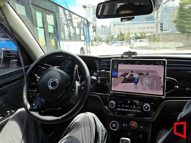 자율 주행을 하고 있는 서울시 자율주행택시. 이정윤 기자