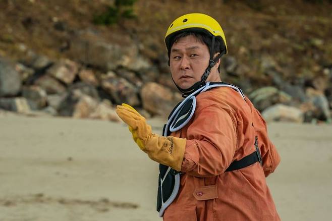 영화 '좀비딸'에서 동배(윤경호)가 정환(조정석) 딸의 훈련을 돕는 장면. NEW