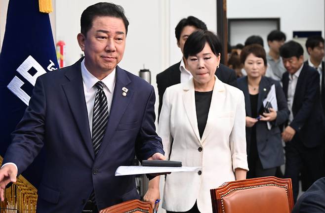 더불어민주당 김병기 당대표직무대행 겸 원내대표가 25일 국회에서 열린 최고위원회의에 참석하고 있다./남강호 기자