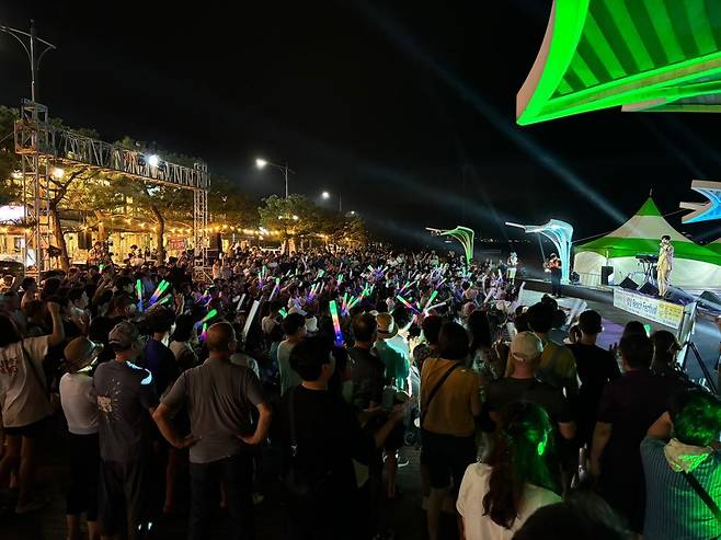 강원 동해안 해수욕장에서 여름밤의 무더위를 식혀줄 음악축제가 잇따라 열린다. 사진은 지난해 동해 망상해수욕장에서 열린 ‘동해 해변 뮤직 페스티벌’. 동해문화관광재단 제공