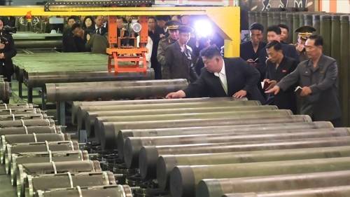 김정은 북한 노동당 총비서가 지난 6월 13일 중요군수공업기업소를 현지지도하고 상반기 포탄생산 실태와 능력확장 및 현대화 정형을 구체적으로 요해(파악)했다고 조선중앙TV가 보도했다. 조선중앙TV화면 연합뉴스