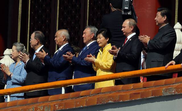 2015년 9월3일 중국 전승절 70주년 열병식을 박근혜 당시 대통령이 천안문 망루에서 시진핑 중국 국가주석, 푸틴 러시아 대통령, 반기문 유엔 사무총장 등과 함께 지켜보고 있다. 대통령실사진기자단