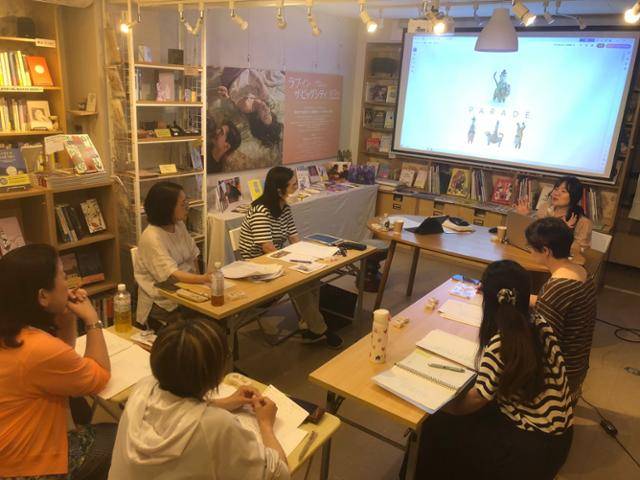 올해 '책거리'에서 신미나 시인과 함께 진행한 번역 워크숍. 김승복 대표 제공