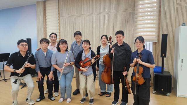 2일 전북 전주시 진북동 전주학생문화회관 예능관에서 전북교육청 장애인 오케스트라가 연습을 마친 후 기념 촬영을 하고 있다. 전주=김혜지 기자