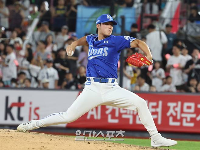 27일 오후 수원 KT위즈파 성공크에서 열린 2025 프로야구 삼성과 KT 경기. 삼성 투수 이호성이 9회 등판 역투하고 있다. 수원=정시종 기자 capa@edaily.co.kr /2025.07.27.
