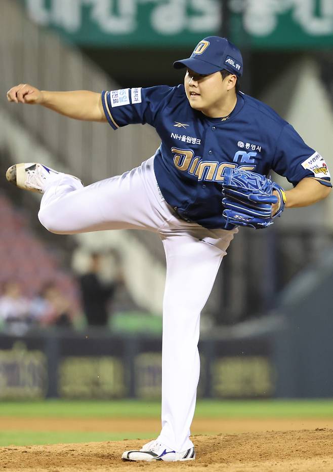 2025 KB0리그 프로야구 LG트윈스와 NC다이노스의 경기가 23일 오후 서울 잠실야구장에서 열렸다. 8회말 한재승이 등판해 역투하고 있다. 잠실=김민규 기자 mgkim1@edaily.co.kr /2025.04.23/