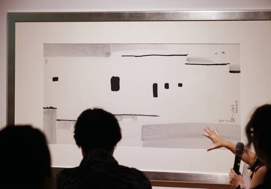 '강남 회상'(1996)은 앞서의 '두 마리 제비'(1981)보다 한층 더 추상화지만 건물 너머 제비 두 마리는 여전하다. 우관중의 대표작 17점을 소개하는 이번 전시는 다음 날부터 열리는 '홍콩 위크 2025'의 사전 오프닝 프로그램으로 10월 19일까지 열린다. 연합뉴스
