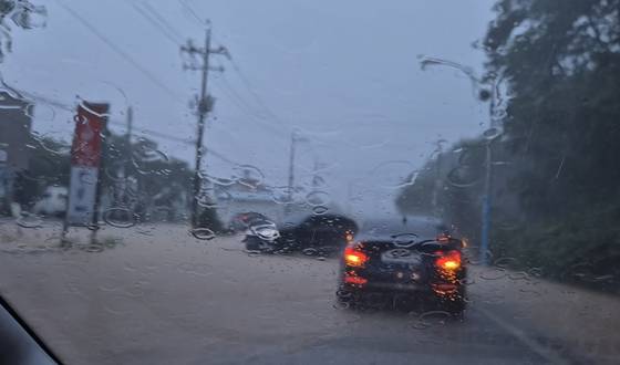 지난 19일 오후 경남 산청군 신안면 한 도로가 물에 잠기자 비상등을 켠 운전자들이 차를 돌리고 있다. 안대훈 기자