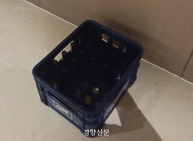 지난 24일 경북도의회 의원총회가 열린 경북 영덕에 있는 고급 리조트 9층에 소주와 맥주를 정리한 상자가 놓여있다. 독자제공