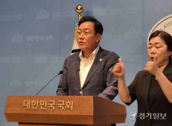 국민의힘 김선교 의원이 28일 오후 서울 여의도 국회 소통관에서 기자회견을 하고 있다. 김한울기자