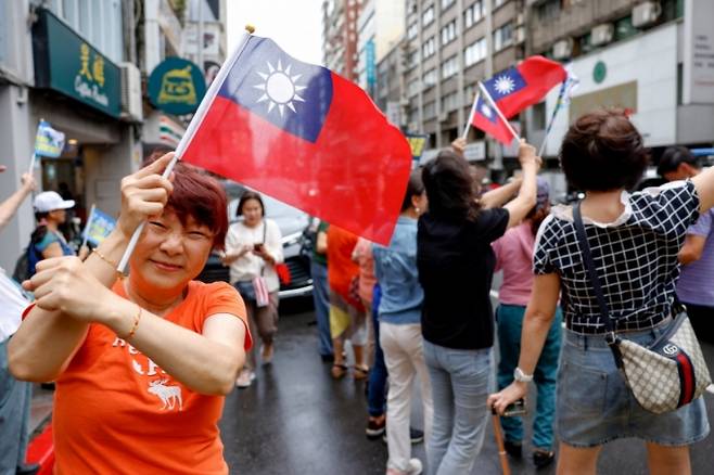 대만 의원 소환 투표에 반대하는 시민이 타이베이에서 대만 국기를 들고 포즈를 취하고 있다. 2025.7.24 /로이터=뉴스1