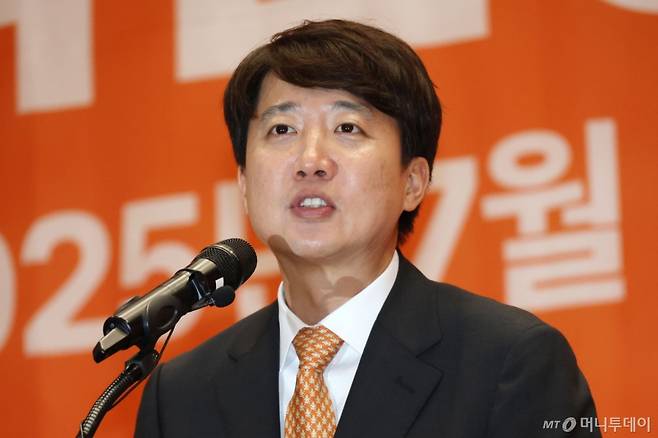 (서울=뉴스1) 이광호 기자 = 개혁신당 당대표 후보인 이준석 의원이 27일 오후 서울 여의도 국회에서 열린 당대표 및 최고위원 선출 위한 제2차 전당대회에서 정견발표를 하고 있다. 2025.7.27/뉴스1 Copyright (C) 뉴스1. All rights reserved. 무단 전재 및 재배포, AI학습 이용 금지. /사진=(서울=뉴스1) 이광호 기자