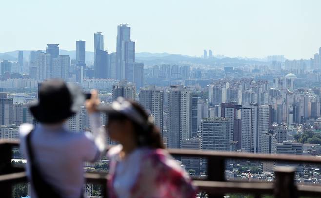 서울 아파트 평균 매매 가격이 14억원을 돌파했다. 사진은 서울 남산에서 바라본 서울 시내 아파트 모습. /사진=뉴스1