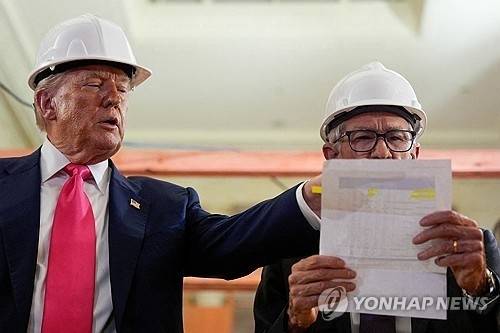 미국 중앙은행인 연방준비제도(Fed) 개보수 현장을 둘러보며 파월에게 공사비를 확인하도록 지시한 트럼프. 로이터 연합뉴스