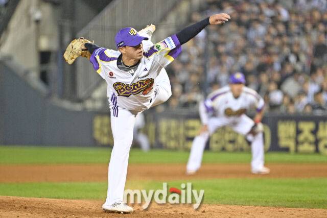 7일 서울 잠실야구장에서 열린 '2025 신한 SOL BANK KBO리그' LG 트윈스와 두산 베어스 경기.두산 고효준이 8회초 선발 잭로그와 교체되 마운드에 올라 힘차게 투구하고 있다./마이데일리