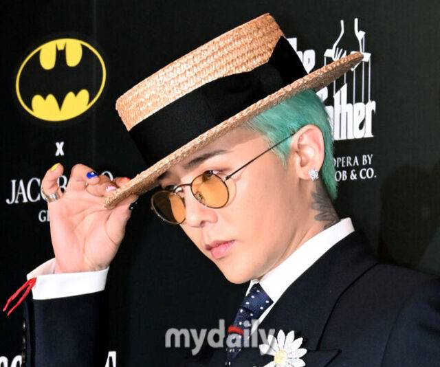 지드래곤이 댄서들에게 고가의 목걸이를 선물했다. / 마이데일리 DB