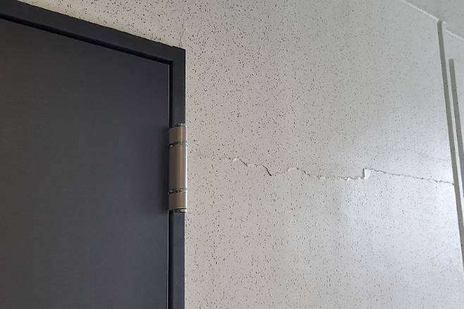 둔촌 올림픽파크포레온 3단지 34층 복도 벽면에 발생한 긴 균열. 현대건설 제공