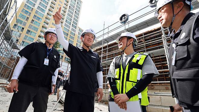 김영훈 고용노동부 장관이 22일 경기 남양주시 건설 공사 현장을 방문해 건설 노동자들의 안전 실태를 점검하고 있다.