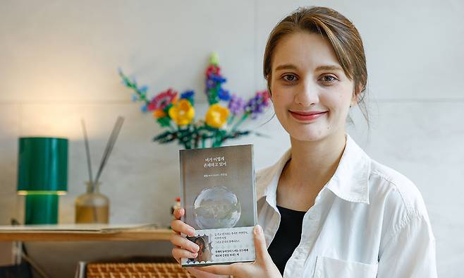 튀르키예 태생 연극배우·작가인 베튤(33)이 지난 21일 경기 고양시 자택에서 산문집 ‘여기 이렇게 존재하고 있어’를 들어보이며 포즈를 취하고 있다. 최상수 기자