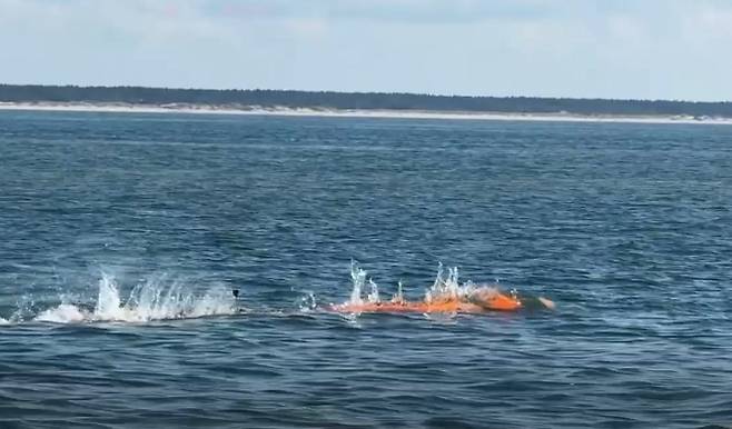 러시아 국방부가 공개한 ‘7월 폭풍’ 훈련 영상에 등장한 주황색 수중 무인기. 감시·정찰 임무를 수행하는 드론으로 추정된다. 2025년 7월 촬영. 출처=러시아 국방부 텔레그램