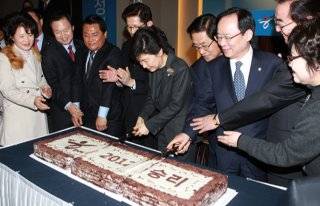 2012년 1월 30일 오후 서울 영등포구 당산동 그랜드컨벤션센터에서 열린 한나라당 중앙위원회 신년하례회. 당시 박근혜 비대위원장, 김문수 경기지사, 김태환 중앙위원회 위원장, 이주영 정책위 의장, 권영세 사무총장 등이 참석했다. 동아DB