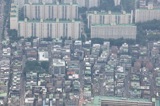 28일 대법원 등기정보광장에 따르면, 올해 상반기(1~6월) 전국 집합건물 임차권등기명령 건수는 1만5255건으로 전년 동기 대비 41.4% 감소했다. 서울 송파구 롯데월드타워 전망대 서울스카이에서 바라본 서울 시내 아파트 및 빌라단지의 모습 ⓒ연합뉴스