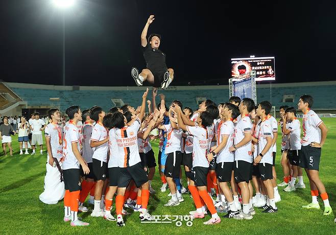 충북 제천종합운동장에서 27일 열린 제58회 대통령금배 전국고교축구대회에서 우승한 충남 신평고 유양준 감독이 선수들에게 헹가래를 받고 있다. 제천|권도현 기자